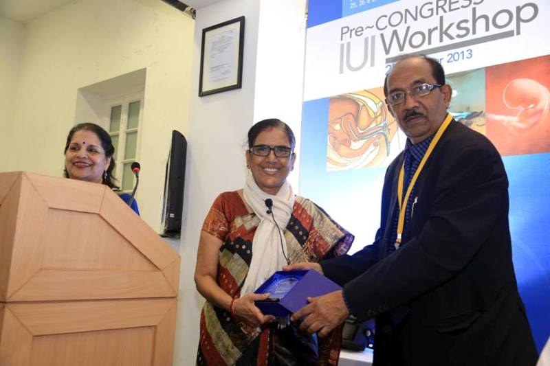 Dr. Sakuntala Banerji, Sr. Embryologist, being felicitated by Dr. Dilip Dutta
